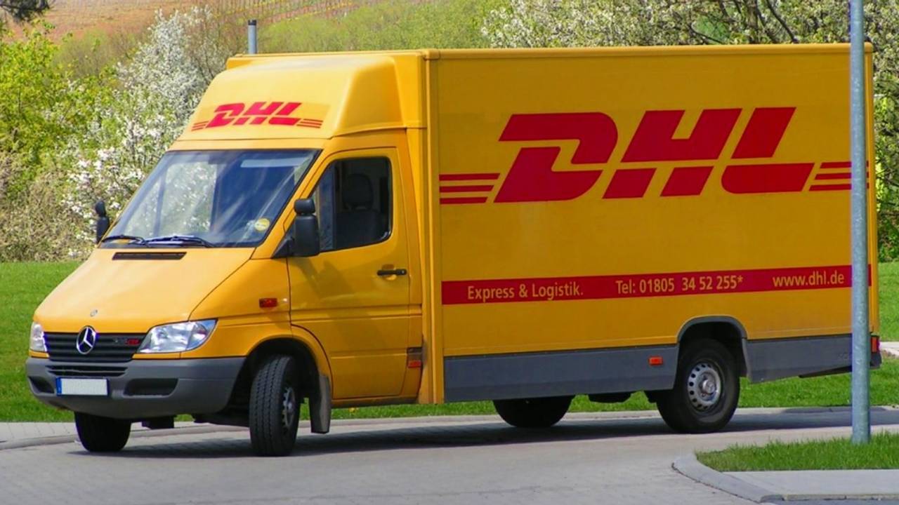 DHL UPS en POSTNL bus dat shilajit thuis bezorgen.